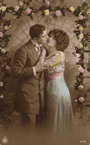 Paar steht unter einem Rosenbogen von English Photographer