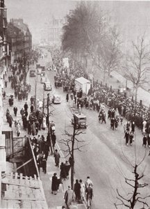 Menschenmengen warten auf Zugang zur Westminster Hall während der Aufbahrung von George V, 1936 von English Photographer