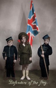 Verteidiger der Flagge, drei Kinder in Uniform mit dem Union Jack von English Photographer