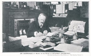 Dr. Barnardo bei der Arbeit in seinem Zimmer in Stepney Causeway von English Photographer