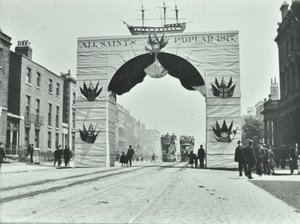 East India Dock Road: temporärer Torbogen, Victoria-Diamantenjubiläum, 1897 von English Photographer