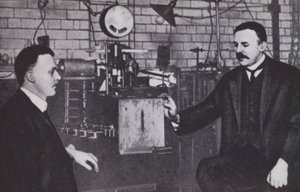 Ernest Rutherford und Hans Geiger im Physiklabor der Universität Manchester