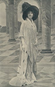 Abendmantel aus reichhaltigem Schuss-Satin, mit Hermelin besetzt und kunstvoll bestickt von English Photographer