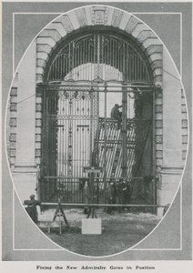 Montage der neuen Admiralty-Tore von English Photographer