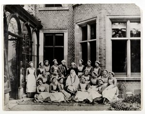 Florence Nightingale mit Sir Harry Verney und Miss Crossland, in der Mitte einer Gruppe von Krankenschwestern im Claydon House, 1886