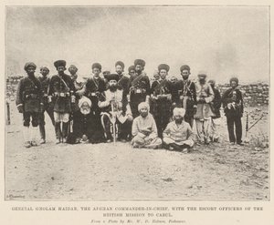 General Gholam Haidar, der afghanische Oberbefehlshaber, mit den Begleitsoffizieren der britischen Mission in Kabul von English Photographer