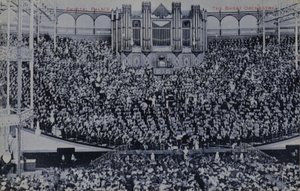 Gesamtansicht des großen Orchesters von English Photographer