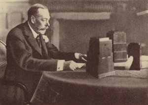 George V. sendet seine Weihnachtsbotschaft an das Britische Commonwealth und Empire von English Photographer