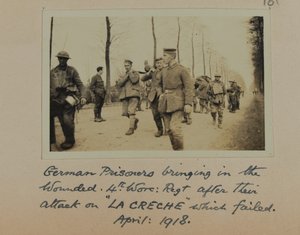 Deutsche Gefangene bringen die Verwundeten, 4. Worc: Rgt. nach ihrem gescheiterten Angriff auf „La Creche“, April 1918
