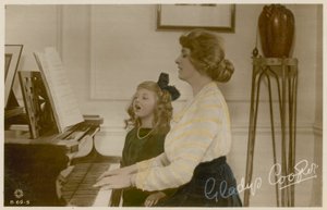 Gladys Cooper und Mädchen am Klavier von English Photographer