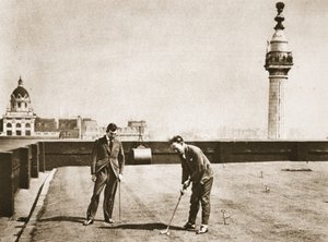 Golftraining für Büroangestellte auf dem Dach des Adelaide House, aus Wunderbares London, veröffentlicht 1926-27 von English Photographer