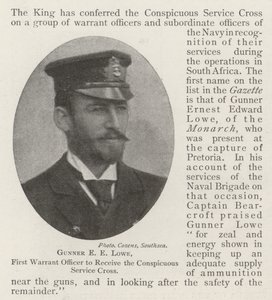 Gunner E. E. Lowe, erster Warrant Officer, der das Conspicuous Service Cross erhält von English Photographer