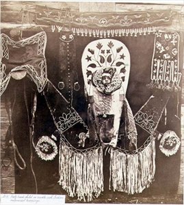 Mischlingskind in einer Wiege mit indianischem Schmuck, fotografiert von den Royal Engineers am neunundvierzigsten Breitengrad von English Photographer