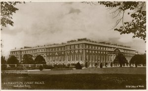 Hampton Court Palace, Süd- und Ostfronten von English Photographer