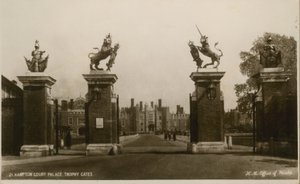 Hampton Court Palace Trophy Gates von English Photographer