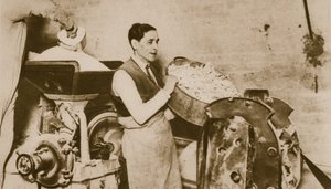 Hebräische Bäckerei bereitet ungesäuertes Brot für das Passahfest vor von English Photographer