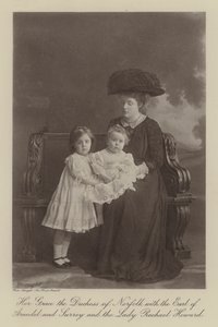 Ihre Gnaden, die Herzogin von Norfolk mit dem Earl of Arundel und Surrey und der Lady Rachael Howard von English Photographer