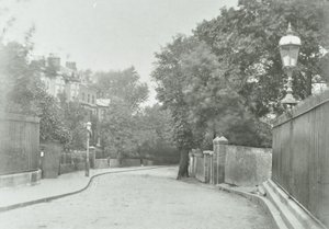 Highgate Archway: östlicher Zugang mit alter Lampe an den Geländern befestigt, 1896 von English Photographer