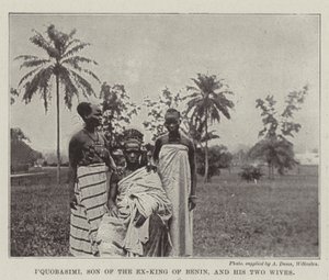 IQuobasimi, Sohn des Ex-Königs von Benin, und seine zwei Frauen