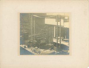 Bild der Bühne, in der Royal Institution, kurz bevor Tesla 1892 seinen Vortrag hielt