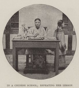 In einer chinesischen Schule, ihr Lektion wiederholend von English Photographer