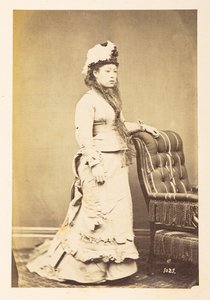 Japanische Frau in europäischer Kleidung, Ganzkörper-Studio-Porträt einer jungen japanischen Frau in westlicher Kleidung und Hut, Fotograf: Unbekannt, Lucas Sammlung: Fotografischer Bericht der Weltreise von Charles James und Morton P, Lucas von English Photographer