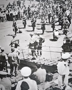 Kilted Piper spielen an Land vom 1. Bataillon Argyll und Sutherland Highlanders von der HMS Ceylon in Pusan, 29. August 1950 von English Photographer