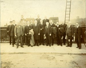 Rekonstruktion der Kirkstall-Brücke, eröffnet von Stadtrat F. M. Lupton, J.P., 28. Juni 1912 (s/w Foto)