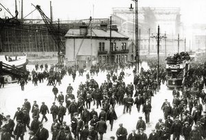 Feierabend in der Harland und Wolff Werft, Belfast, Irland mit der Titanic im Hintergrund im Bau, 1910-11