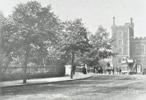 Lambeth Bridge: Zufahrtsstraße mit Lambeth Palace im Hintergrund, 1897 von English Photographer