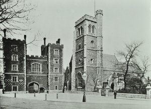 Lambeth Palace und Saint Marys Church, Lambeth Palace Road: Tor und Saint Marys Church, 1890 von English Photographer