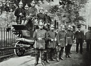 London Fire Brigade: Gruppe von Feuerwehrmännern mit Löschfahrzeug und Wasserhähnen, 1895 von English Photographer