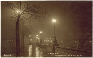 London, die Uferstraße bei nasser Nacht von English Photographer