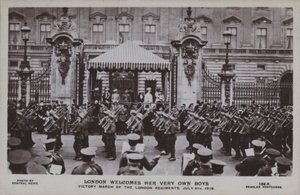 London begrüßt ihre eigenen Jungs, Siegesmarsch der Londoner Regimenter, 5. Juli 1919 von English Photographer