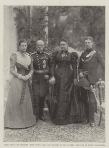 Lord und Lady Roberts mit ihrem einzigen Sohn (am Tugela getötet) und einer ihrer Töchter von English Photographer