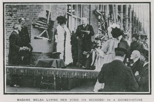 Madame Melba nimmt ihre Stimme auf einer Grundsteinplatte auf von English Photographer