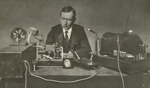 Marconi mit einem frühen drahtlosen Apparat von English Photographer