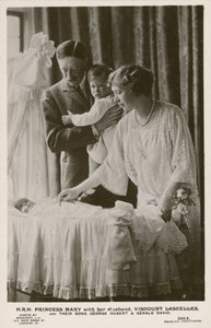 Mary, Prinzessin Royal, und ihr Ehemann, Viscount Lascelles, mit ihren Söhnen George und Gerald von English Photographer