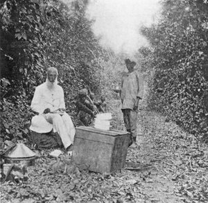 Mittagspause auf dem Marsch, aus Under the African Sun; Under the African sun; a description of native races in Uganda, sporting adventures and other experiences, von William John Ansorge, 1899 von English Photographer
