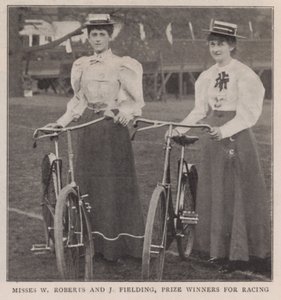 Fräulein W. Roberts und J. Fielding, Preisträgerinnen für Rennen