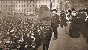 Mr. Keir Hardie spricht auf der ersten Frauenwahlrechtsdemonstration auf dem Trafalgar Square von English Photographer