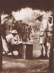 Einheimische Arbeiter, die im afrikanischen Busch auf ihre Bezahlung warten von English Photographer
