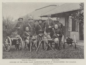 Offiziere der Niger Coast Protectorate Force am Hauptquartier, Old Calabar von English Photographer