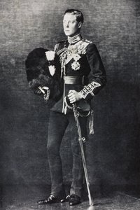 Porträt von Edward, Prinz von Wales, in seiner Uniform als Oberst der Welsh Guards von English Photographer