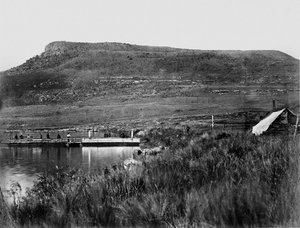 Posten bei Rorkes Drift mit Signal Hill in der Ferne, 1879 von English Photographer
