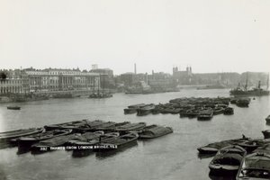 Postkarte mit Blick auf die Themse von der London Bridge von English Photographer