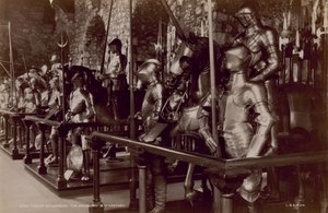 Postkarte mit einem Bild der Rüstkammer im Tower of London von English Photographer