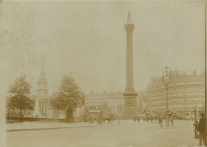 Postkarte mit einem Bild des Trafalgar Square von English Photographer