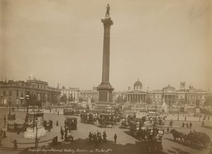Postkarte mit einem Bild des Trafalgar Square von English Photographer