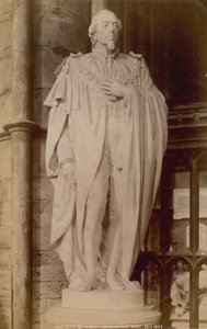 Postkarte mit einem Bild einer Statue von Benjamin Disraeli von English Photographer
